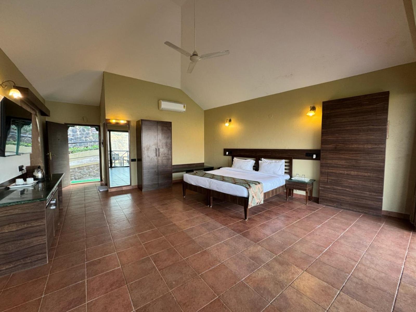 Upper Deck Resort - Stay And Relax At The Highest Peak ロナバラ エクステリア 写真