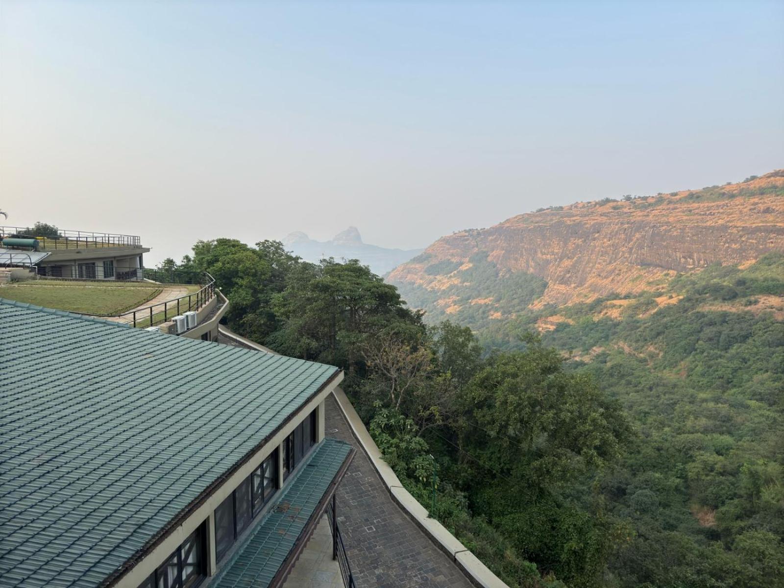 Upper Deck Resort - Stay And Relax At The Highest Peak ロナバラ エクステリア 写真